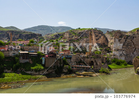 トルコ　ハサンケイフのエル・ルズク・ジャーミーとティグリス川に架かるハサンケイフ橋 103776974