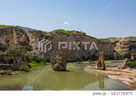 トルコ　ハサンケイフのエル・ルズク・ジャーミーとティグリス川に架かるハサンケイフ橋 103776975