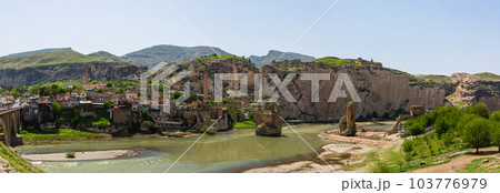 トルコ　ハサンケイフのエル・ルズク・ジャーミーととティグリス川のハサンケイフ橋 103776979