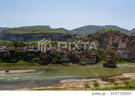 トルコ　ハサンケイフのエル・ルズク・ジャーミーとティグリス川に架かるハサンケイフ橋 103776983