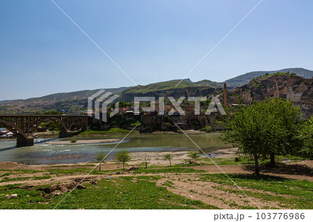 トルコ ハサンケイフのエル・ルズク・ジャーミーとティグリス川に架かるハサンケイフ橋 トルコ ハサンケイフのエル・ルズク・ジャーミーとティグリス川に架かるハサンケイフ橋 103776986
