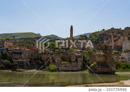 トルコ ハサンケイフのエル・ルズク・ジャーミーとティグリス川に架かるハサンケイフ橋 トルコ ハサンケイフのエル・ルズク・ジャーミーとティグリス川に架かるハサンケイフ橋 103776990