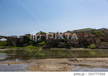 トルコ 水没前のハサンケイフの街並みとティグリス川に架かる橋 トルコ 水没前のハサンケイフの街並みとティグリス川に架かる橋 103777000