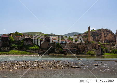 トルコ　ハサンケイフのエル・ルズク・ジャーミーとティグリス川に架かるハサンケイフ橋 103777002