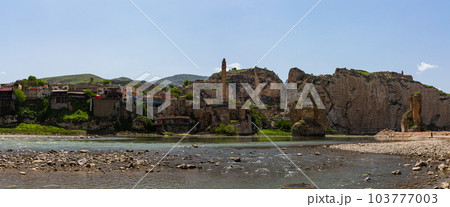 トルコ　ハサンケイフのエル・ルズク・ジャーミーとティグリス川に架かるハサンケイフ橋 103777003