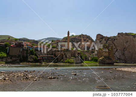 トルコ　ハサンケイフのエル・ルズク・ジャーミーとティグリス川に架かるハサンケイフ橋 103777004