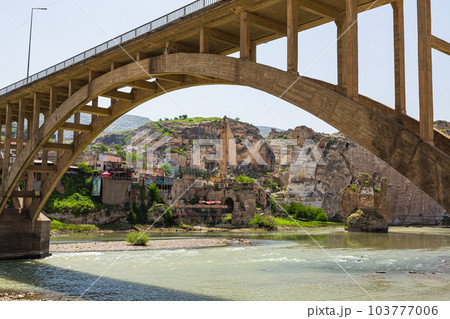 トルコ 水没前のハサンケイフの街並みとティグリス川に架かるハサンケイフ橋 トルコ 水没前のハサンケイフの街並みとティグリス川に架かるハサンケイフ橋 103777006