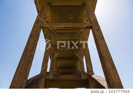 トルコ 水没前のハサンケイフのティグリス川に架かる橋 トルコ 水没前のハサンケイフのティグリス川に架かる橋 103777008