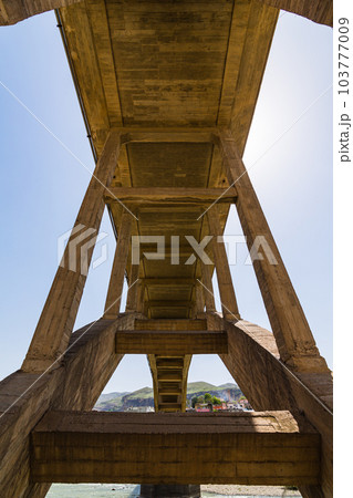トルコ 水没前のハサンケイフのティグリス川に架かる橋 トルコ 水没前のハサンケイフのティグリス川に架かる橋 103777009