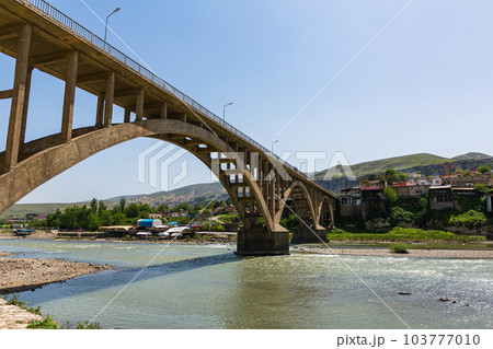トルコ　水没前のハサンケイフの街並みとティグリス川に架かる橋 103777010