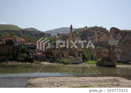 トルコ ハサンケイフのエル・ルズク・ジャーミーとティグリス川に架かるハサンケイフ橋 トルコ ハサンケイフのエル・ルズク・ジャーミーとティグリス川に架かるハサンケイフ橋 103777013