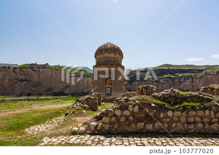 トルコ　水没前のハサンケイフに建つ引っ越し前のゼイネル・ベイ廟 103777020