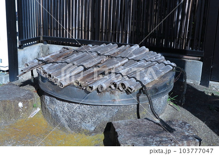 町の片隅に残された井戸 町の片隅に残された井戸 103777047