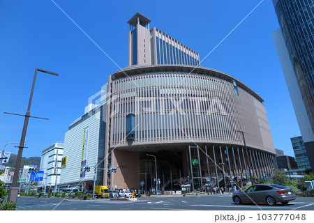 神戸市の中心部、フラワーロード沿いに建つ、神戸国際会館 103777048