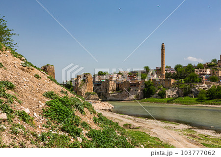 トルコ　水没前のハサンケイフのエル・ルズク・ジャーミーのミナレットとハサンケイフ橋 103777062