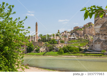 トルコ　水没前のハサンケイフのエル・ルズク・ジャーミーのミナレットとハサンケイフ橋 103777063