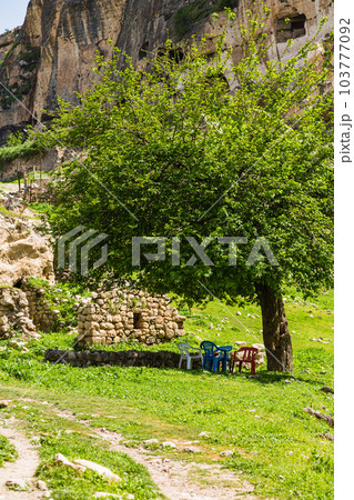 トルコ 水没前のハサンケイフのハサンケイフ城と洞窟住居のある渓谷に置かれた机と椅子 トルコ 水没前のハサンケイフのハサンケイフ城と洞窟住居のある渓谷に置かれた机と椅子 103777092