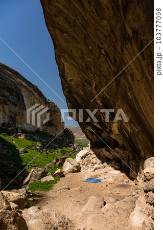 トルコ　水没前のハサンケイフのハサンケイフ城と洞窟住居のある渓谷 103777098