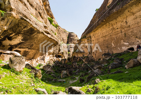 トルコ 水没前のハサンケイフのハサンケイフ城と洞窟住居のある渓谷 トルコ 水没前のハサンケイフのハサンケイフ城と洞窟住居のある渓谷 103777118