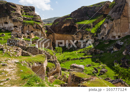 トルコ　水没前のハサンケイフのハサンケイフ城と洞窟住居のある渓谷 103777124
