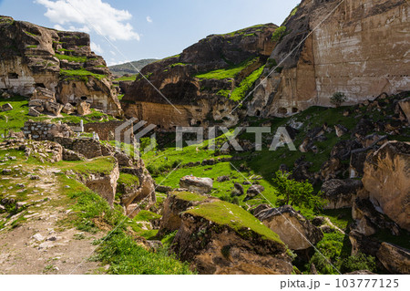 トルコ　水没前のハサンケイフのハサンケイフ城と洞窟住居のある渓谷 103777125