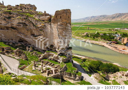 トルコ 水没前のハサンケイフのハサンケイフ城と洞窟住居とチグリス川 トルコ 水没前のハサンケイフのハサンケイフ城と洞窟住居とチグリス川 103777143