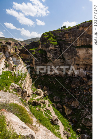 トルコ　水没前のハサンケイフのハサンケイフ城と洞窟住居 103777147