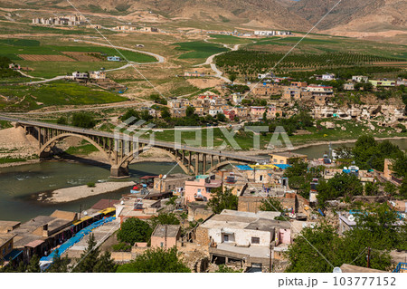 トルコ　水没前のハサンケイフのハサンケイフ城からの街並みとチグリス川 103777152