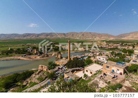 トルコ　ハサンケイフ城からのエル・ルズク・ジャーミーとハサンケイフ橋とチグリス川 103777157