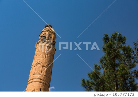 トルコ 水没前のハサンケイフに建つエル・ルズク・ジャーミーのミナレット トルコ 水没前のハサンケイフに建つエル・ルズク・ジャーミーのミナレット 103777172