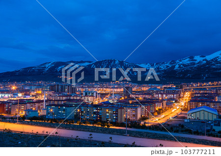 トルコ　エルズルムの丘から見える夜景と雪の積もったパランドケン山 103777211