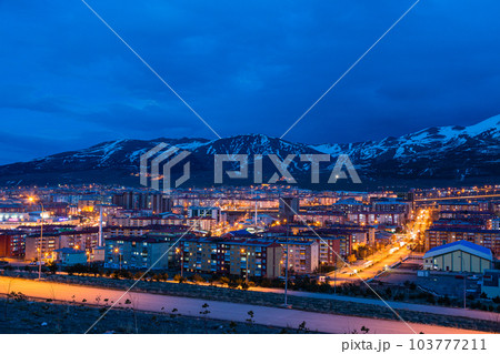 トルコ エルズルムの丘から見える夜景と雪の積もったパランドケン山 トルコ エルズルムの丘から見える夜景と雪の積もったパランドケン山 103777211