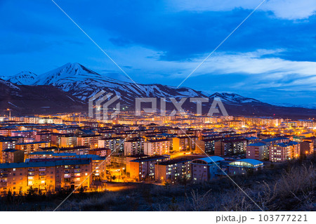 トルコ　エルズルムの丘から見える夜景と雪の積もったパランドケン山 103777221