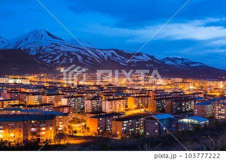 トルコ エルズルムの丘から見える夜景と雪の積もったパランドケン山 トルコ エルズルムの丘から見える夜景と雪の積もったパランドケン山 103777222