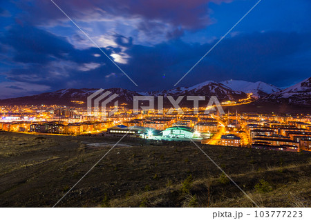 トルコ エルズルムの丘から見える夜景と雪の積もったパランドケン山 トルコ エルズルムの丘から見える夜景と雪の積もったパランドケン山 103777223