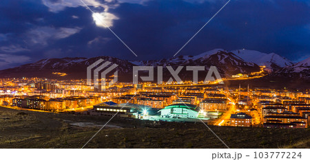 トルコ　エルズルムの丘から見える夜景と雪の積もったパランドケン山 103777224