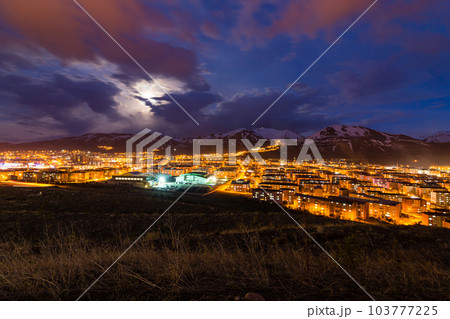 トルコ エルズルムの丘から見える夜景と雪の積もったパランドケン山 トルコ エルズルムの丘から見える夜景と雪の積もったパランドケン山 103777225