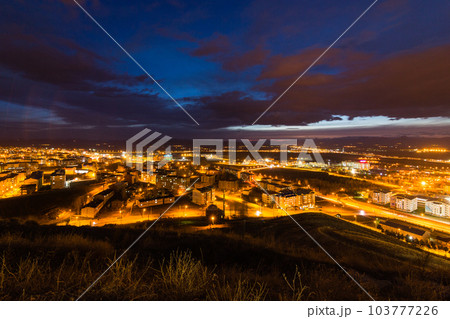トルコ　エルズルムの丘から見える夜景 103777226