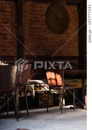 トルコ　エルズルムの市街地にあるカフェ 103777241