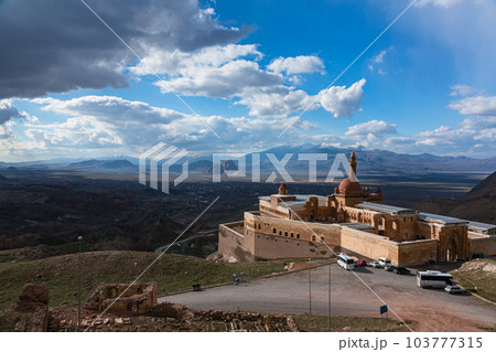 トルコ 山腹に建つイサク・パシャ宮殿と向こうに見えるドゥバヤジットの街並みと山脈 トルコ 山腹に建つイサク・パシャ宮殿と向こうに見えるドゥバヤジットの街並みと山脈 103777315