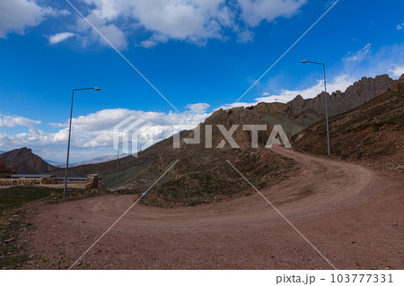 トルコ　ドゥバヤジットのイサク・パシャ宮殿に続く山道 103777331