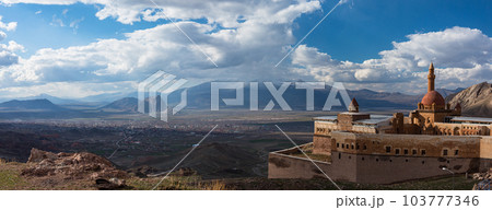 トルコ 山腹に建つイサク・パシャ宮殿と向こうに見えるドゥバヤジットの街並みと山脈 トルコ 山腹に建つイサク・パシャ宮殿と向こうに見えるドゥバヤジットの街並みと山脈 103777346