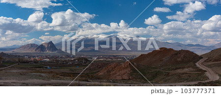 トルコ イサク・パシャ宮殿の山から見えるとドゥバヤジットの街並みと山脈 トルコ イサク・パシャ宮殿の山から見えるとドゥバヤジットの街並みと山脈 103777371