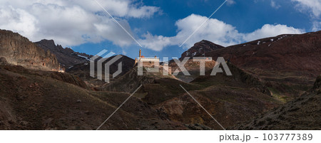 トルコ　ドゥバヤジットの山腹に建つイサク・パシャ宮殿 103777389