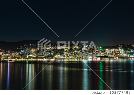 ニュージーランド 首都ウェリントンのオリエンタル・ベイから見えるウェリントン港の夜景 ニュージーランド 首都ウェリントンのオリエンタル・ベイから見えるウェリントン港の夜景 103777495