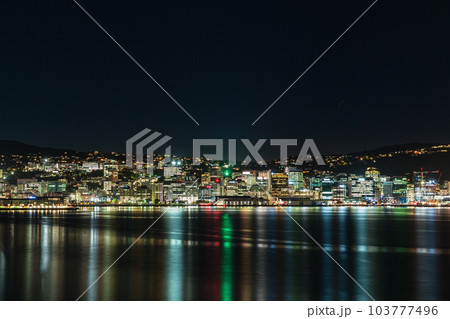 ニュージーランド 首都ウェリントンのオリエンタル・ベイから見えるウェリントン港の夜景 ニュージーランド 首都ウェリントンのオリエンタル・ベイから見えるウェリントン港の夜景 103777496