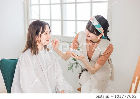 メイクさんにメイクされる女性(メイキャップアーティスト・メイクさん・美容部員・美容師) メイクさんにメイクされる女性(メイキャップアーティスト・メイクさん・美容部員・美容師) 103777665