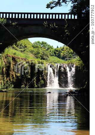 金山橋から見える美しい滝の流れ 103777912