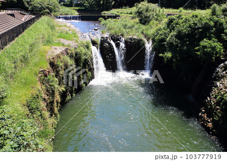 金山橋に向かう美しい滝 金山橋に向かう美しい滝 103777919