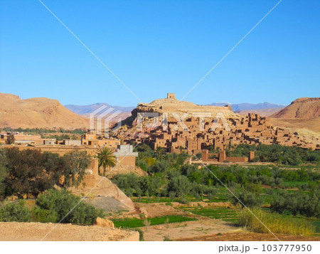 カスバ街道にあるアイト・ベン・ハドゥの集落 103777950